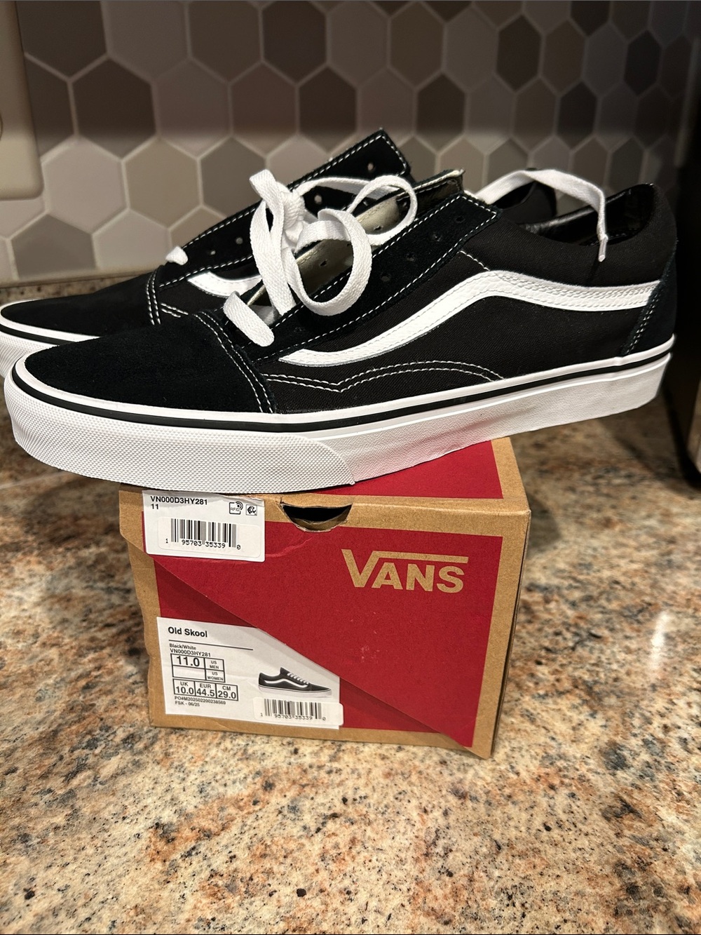 Van’s Old Skool Classic Black and White Skate Sneakers - Men's 11 New w/box